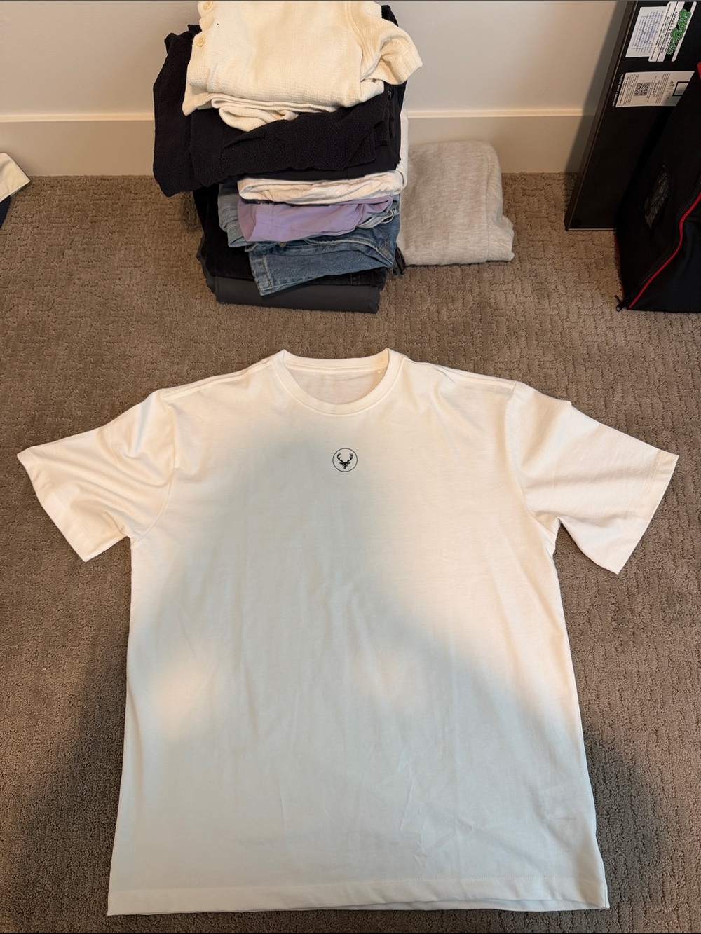 Men's White Short-Sleeve Crewneck T-Shirt with Minimal Chest Emblem